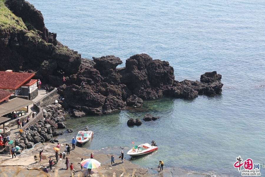 海湾中的火山岩