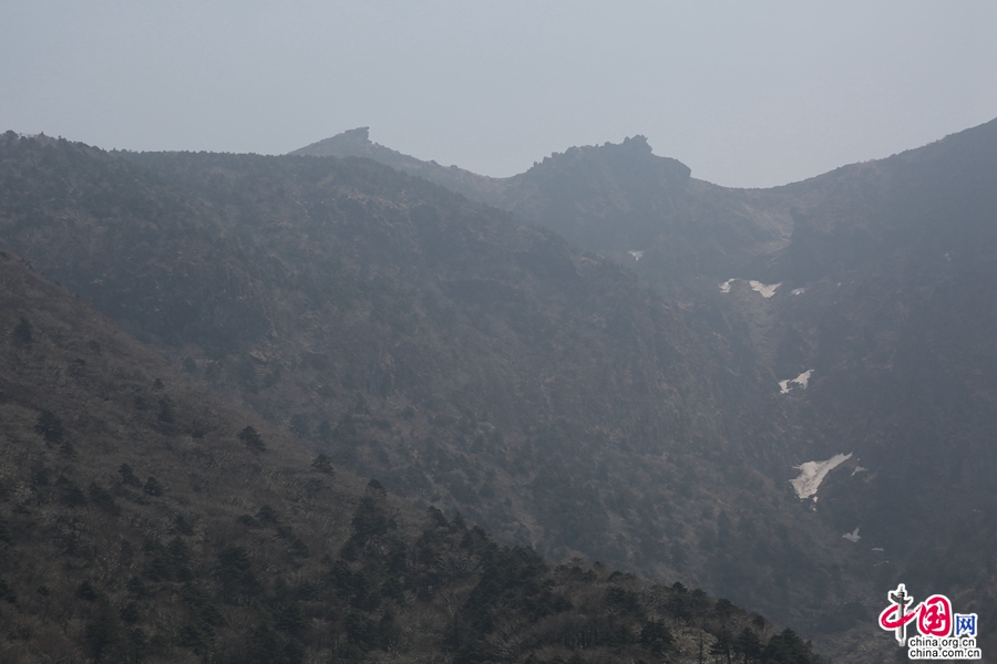 远眺汉拿山北麓山间积雪未融