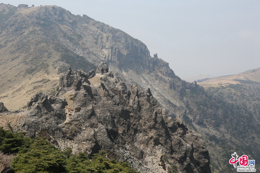 白鹿潭火山口的侧面