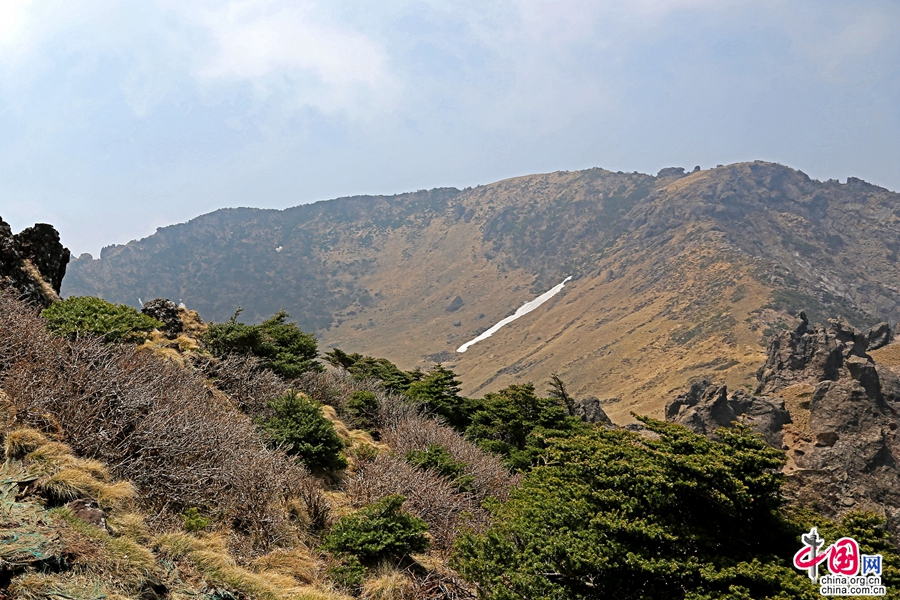 白鹿潭火山口的侧面