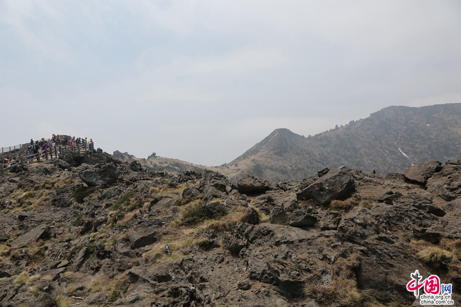 白鹿潭火山口的侧面