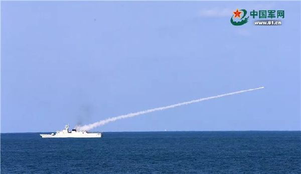 绕道巡航 岛礁空投,中国军队这些动作相当提气