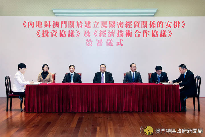 高燕副部长(左一)和梁维特司长(右一)签署协议