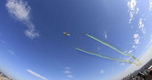طائرات تحمل ذخيرة حية في العروض العسكرية للعيد الوطني (مجموعة صور)