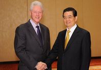 هو جين تاو يجتمع مع الرئيس الامريكي الاسبق بيل كلينتون لبحث العلاقات الثنائية