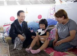 مقالة خاصة: رئيس مجلس الدولة الصيني يزور ويشجع اليابان المتأثرة بالزلزال