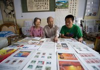 عجوز يحكي مسيرة الحزب الشيوعي الصيني بطوابع بريد (خاص)