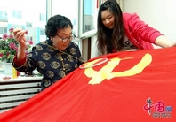 في الذكرى الـ90 لتأسيس الحزب شيوعية صينية مسنة تُطرز حبها للحزب (خاص)
