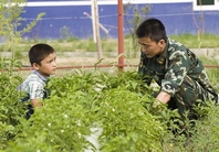 جندي عادي يساعد أطفالا فقراء على الدراسة خلال عشر سنوات 