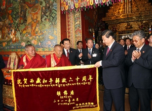نائب الرئيس الصيني يدعو الدائرة الدينية في التبت الى تعزيز الروح الوطنية 