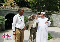 مشاركون في ندوة التعاون الصيني العربي في مجال الإعلام يزورون مسجد هوايشنغ (خاص)