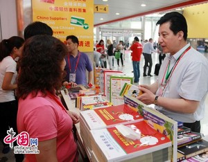 قوه شياو يونغ يزور جناح فرع شركة الصين المحدودة لتجارة الكتب العالمية بقوانغتشو 