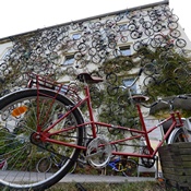 'جدران دراجات' معلم بارز في مدينة ألمانية صغيرة (خاص)