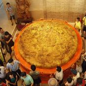 بلدة صينية تستقبل عيد منتصف بـ'أكبر كعكة قمر'