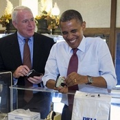 شراء الرئيس أوباما فطائر نقانق بحزمة من الأوراق النقدية يصبح مادة للفكاهة 