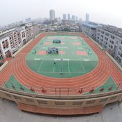 مدرسة في جنوب شرق الصين تشيد ملعبا علويا 