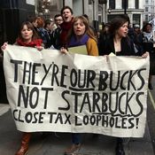 متظاهرون بريطانيون يحتجون على تهرب ستاربكس من الضرائب 