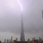  صاعقة برق قوية تضرب برج خليفة 