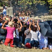 المايانيون يقومون الحفلة في الشاطئ لاستقبال العهد الجديد