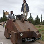 سوريون يحولون سيارة إلى مدرعة عسكرية 