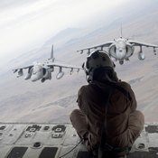 توثيق فوتوغرافي: جندي أمريكي يصور طائرات مقاتلة 'AV-8B' محلقة (خاص)