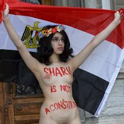 مصرية تتظاهر عارية 'تماما' ضد الدستور الجديد 