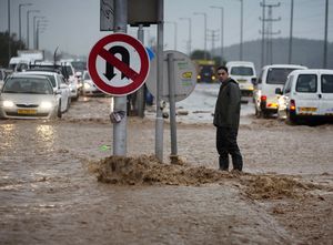 ثلوج وأمطار وفيضانات تجتاح الشرق الأوسط 