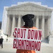 مظاهرة في واشنطن للمطالبة بإغلاق سجن جوانتانامو بعد مرور 11 عاما من إنشائه (خاص)