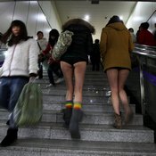 أجانب ينزعون سراويلهم في قطارات أنفاق بشانغهاي (خاص)