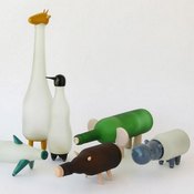 مصمم يحول زجاجات إلى أشكال حيوانات محبوبة 
