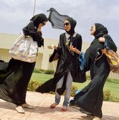 توثيق فوتوغرافي: حياة السعوديات الواقعية وراء الحجاب