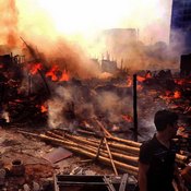 اندلاع حريق في حي الفقراء بالعاصمة البنغلاديشية 