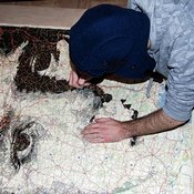 فنان بريطاني يتفنن بالرسم على الخرائط 