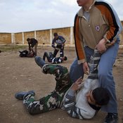 شباب سوريون يشاركون في تدريبات عسكرية للقوات المعارضة 