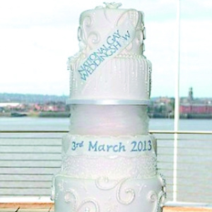 2000 قطعة ألماس تزين أغلى كعكة زفاف في العالم 