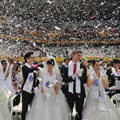 3500 من الأزواج يشاركون في حفل زفاف جماعي بكوريا الجنوبية 