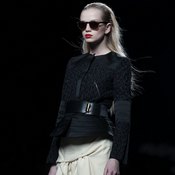 تيريزا هيلبيغ تعرض تصميماتها المستوحاة من أفلام هيتشكوك خلال أسبوع أزياء مدريد