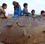 بالصور: دبابة مدمرة تصبح ملهى لأطفال بأفغانستان 