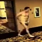 فيديو لرجل عارٍ خارج باب غرفة بفندق يشهد رواجاً على شبكة الإنترنت (خاص)
