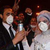 'قنبلة غاز' هدية شاب مصري لعروسه وسط تواصل المصادمات 