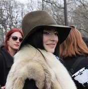 بالصور: عارضات 'شانيل' في شوارع باريس بعد أسبوع الموضة 