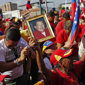 عشرات آلاف الفنزويليين يودعون تشافيز (خاص)