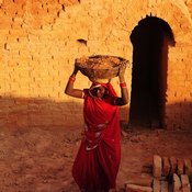 توثيق فوتوغرافي: حياة شاقة لعاملات هنديات (خاص)
