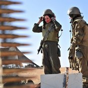 عسكريات إسرائيليات يشاركن في تدريبات بالذخيرة الحية للقوات المدرعة (خاص)