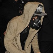 جاستن بيبر يرتدي قناعا للوقاية من الغازات بلندن (خاص)