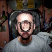 رائد فضاء كندي يسجل رحلته إلى خارج الأرض بعدسته 