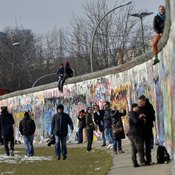 متظاهرون ألمان يتظاهرون لإنقاذ ما تبقى من جدار برلين (خاص)