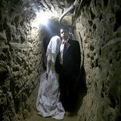 فلسطيني ومصرية يحتفلان بزفافهما عبر أنفاق غزة 