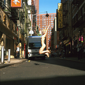 المصور الأمريكي زاك هيمان يتجول عاريا في العالم (خاص)