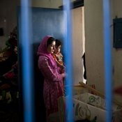 بالصور: الحياة داخل سجن بادام باغ النسائي في أفغانستان 